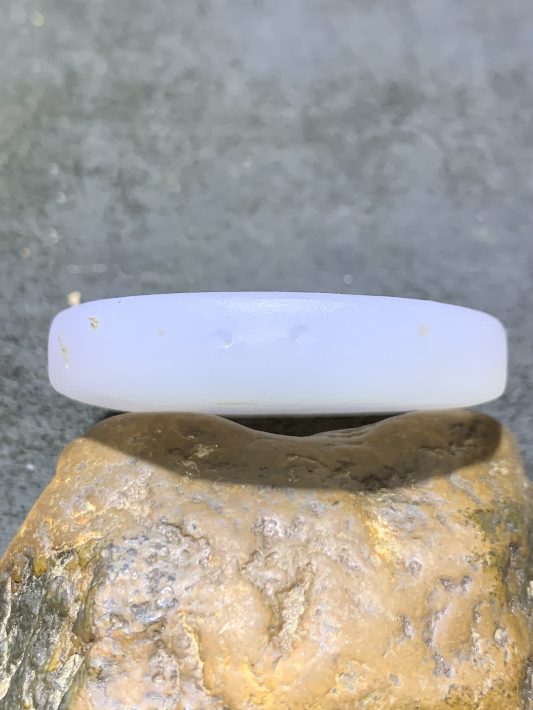 精美亚光高玉化草花纹海洋玉髓手工雕刻玉兔牌子一个！
