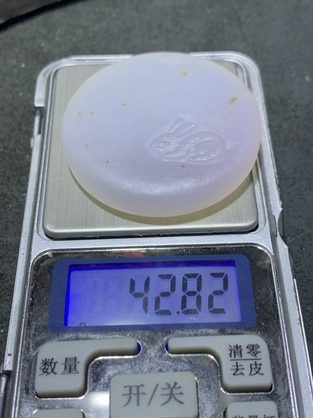 精美亚光高玉化草花纹海洋玉髓手工雕刻玉兔牌子一个！