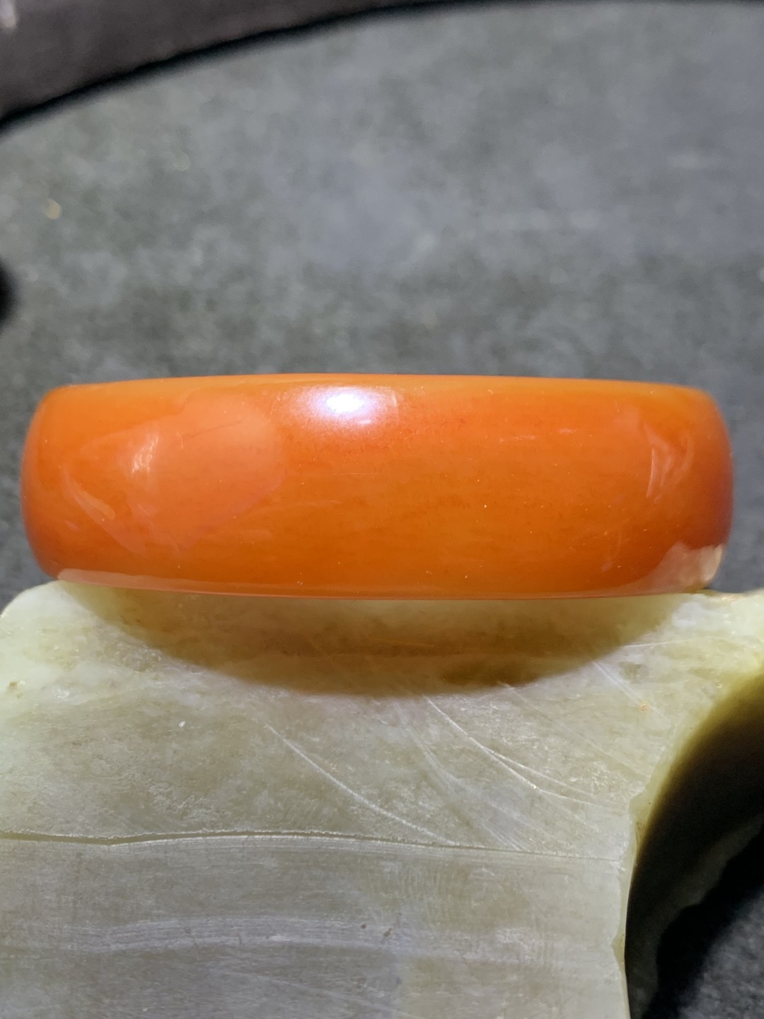 精美缠丝玛瑙小手镯一只，
