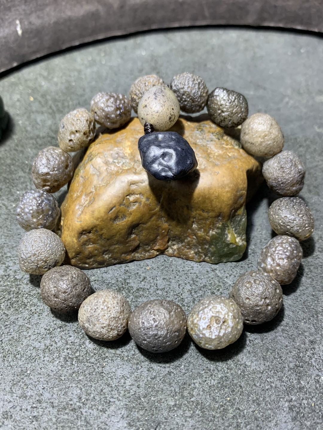 精美阿拉善麻皮黑珍珠玛瑙原石手串一条，
