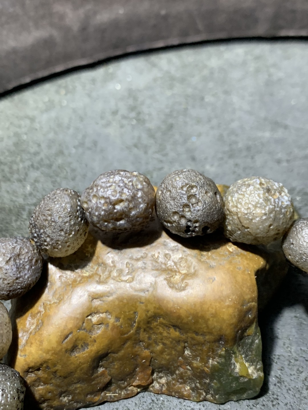 精美阿拉善麻皮黑珍珠玛瑙原石手串一条，