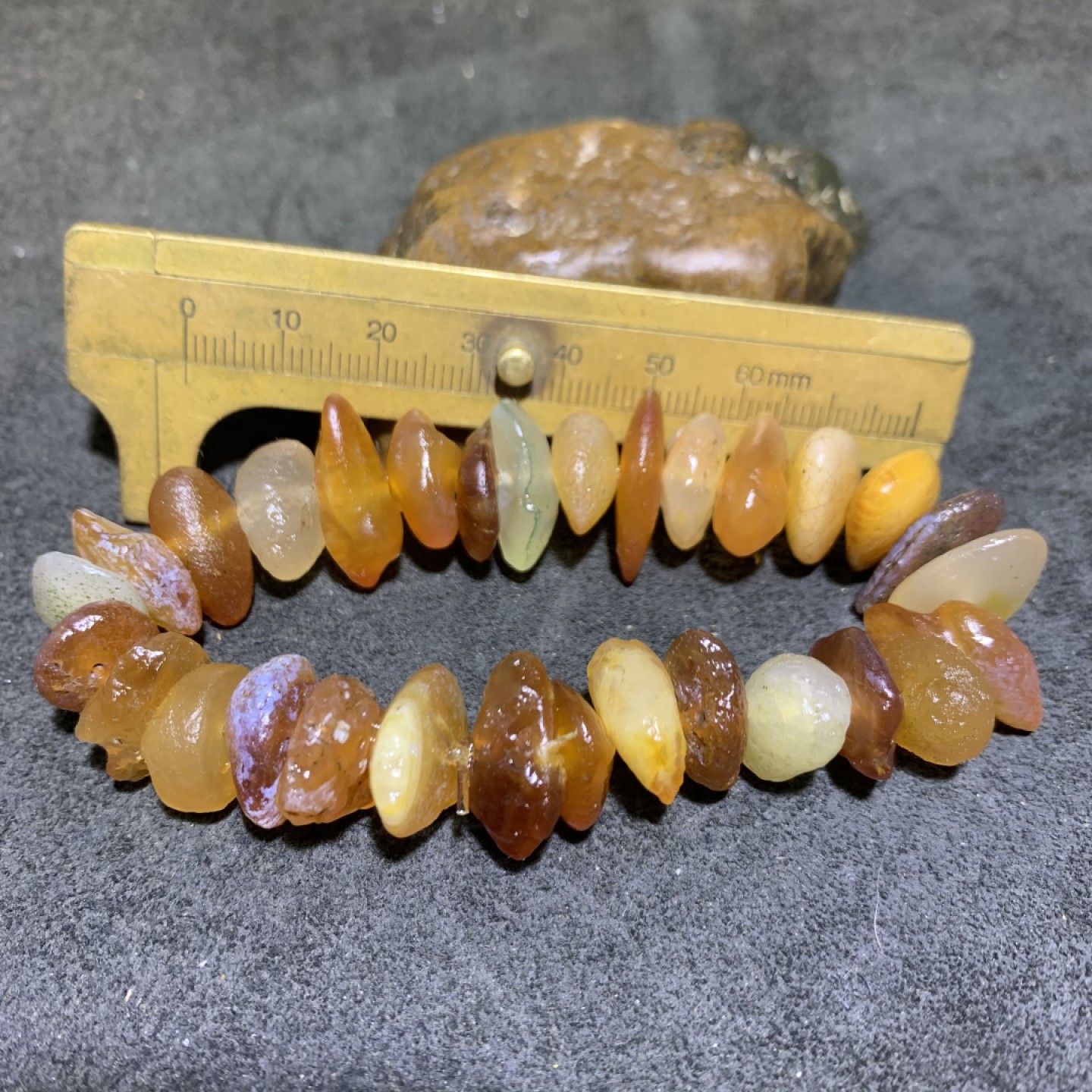 精美阿拉善瓜子型原石手串一条，