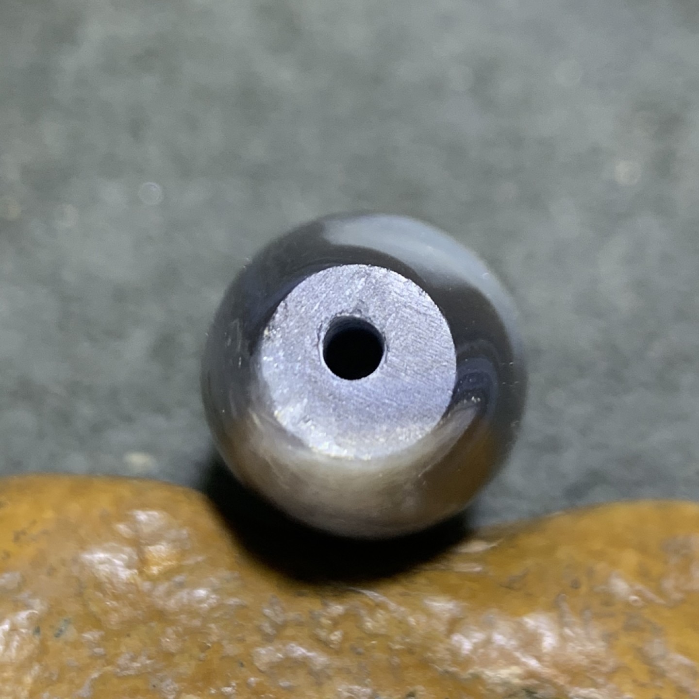 精美天然罕见高玉化蓝白玉髓九眼页岩石蒙天珠天珠一颗！