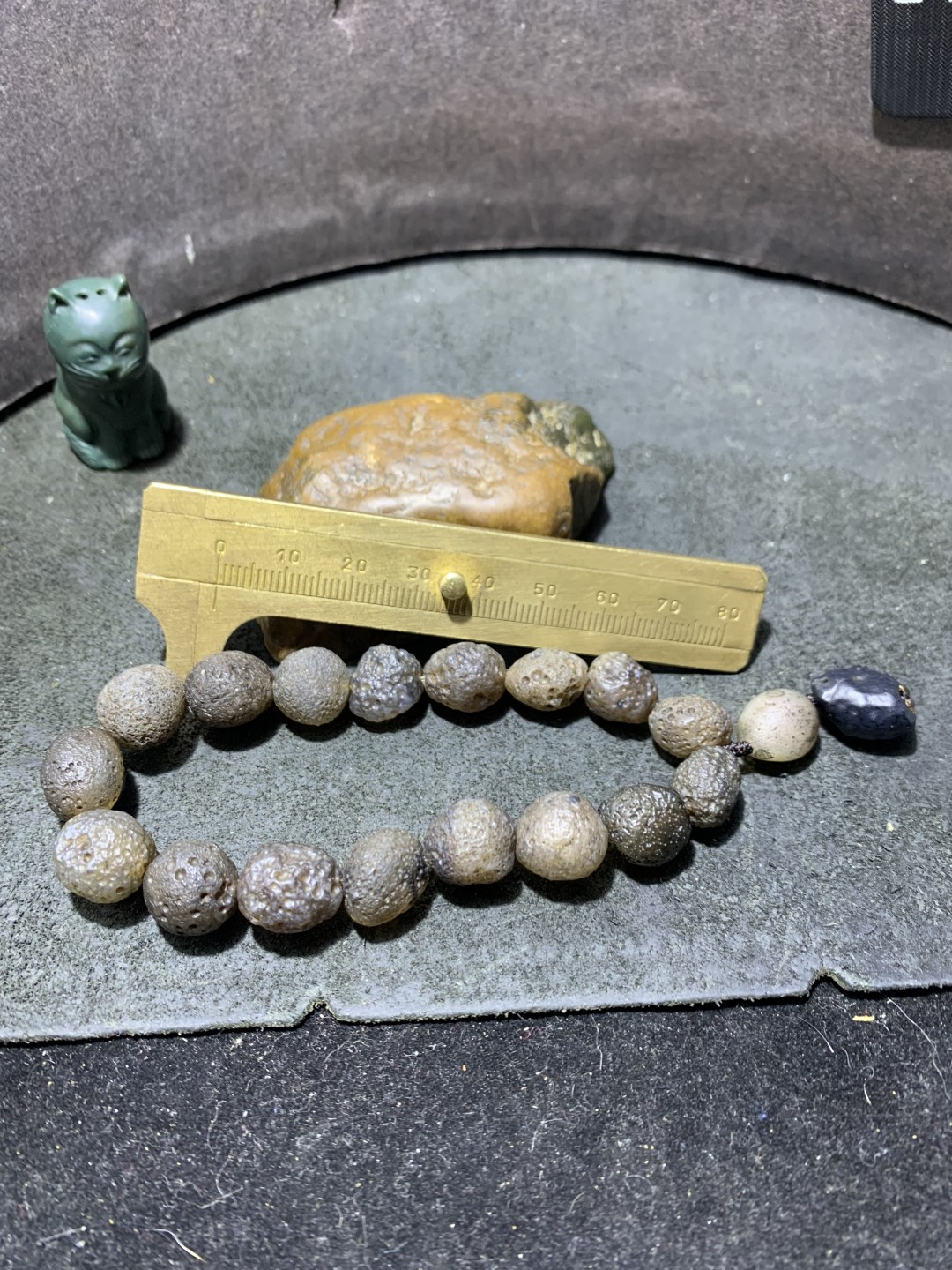 精美阿拉善麻皮黑珍珠玛瑙原石手串一条，