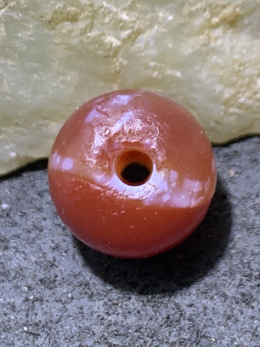 高玉化酒红色风化纹奶油皮玛瑙老形桶珠一颗，