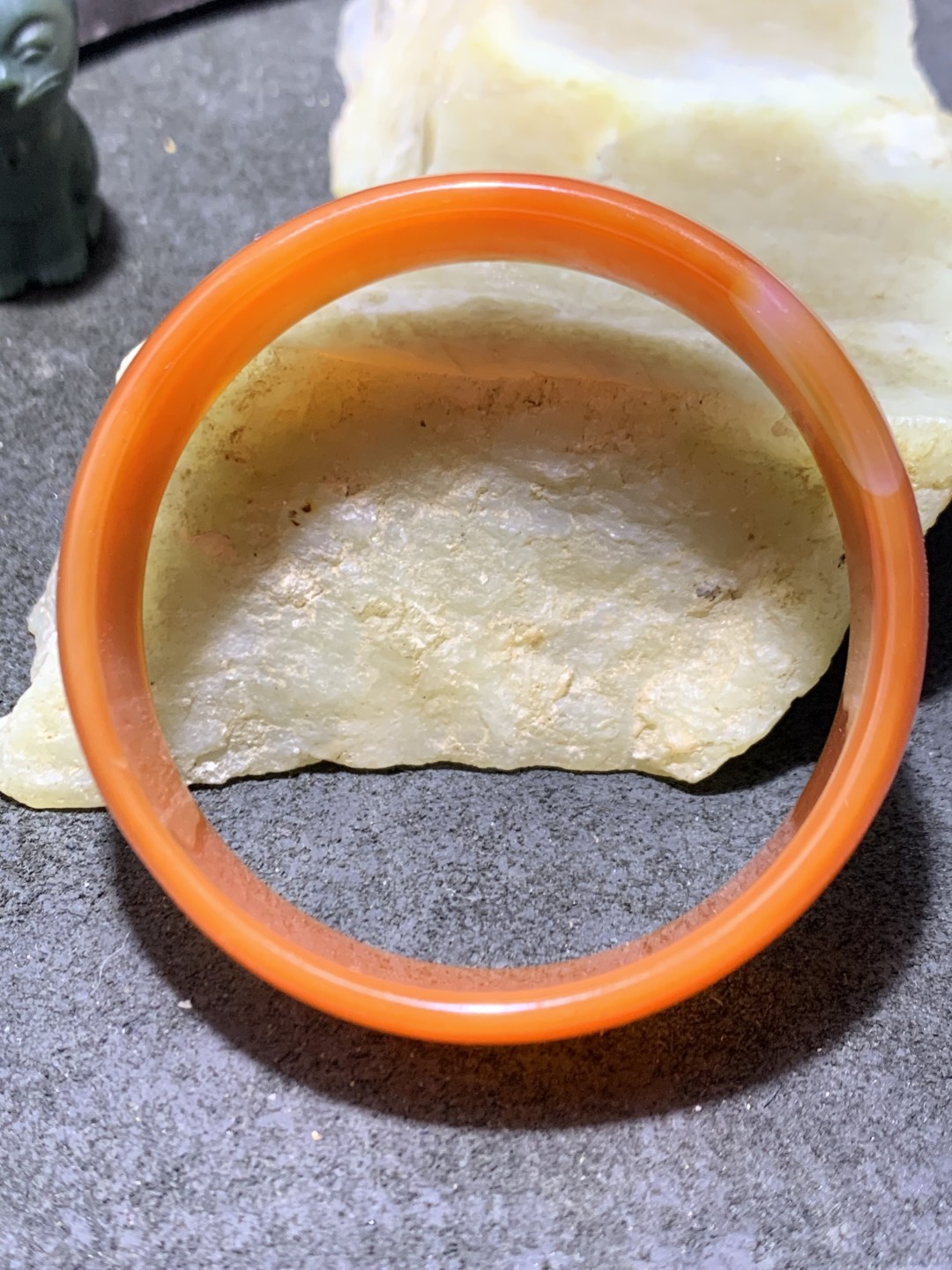精美缠丝玛瑙小手镯一只，