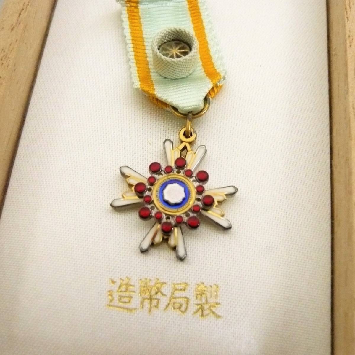 勋五等瑞宝章 赏勋局官方出品 ，桐木盒装，美品，所见即所得