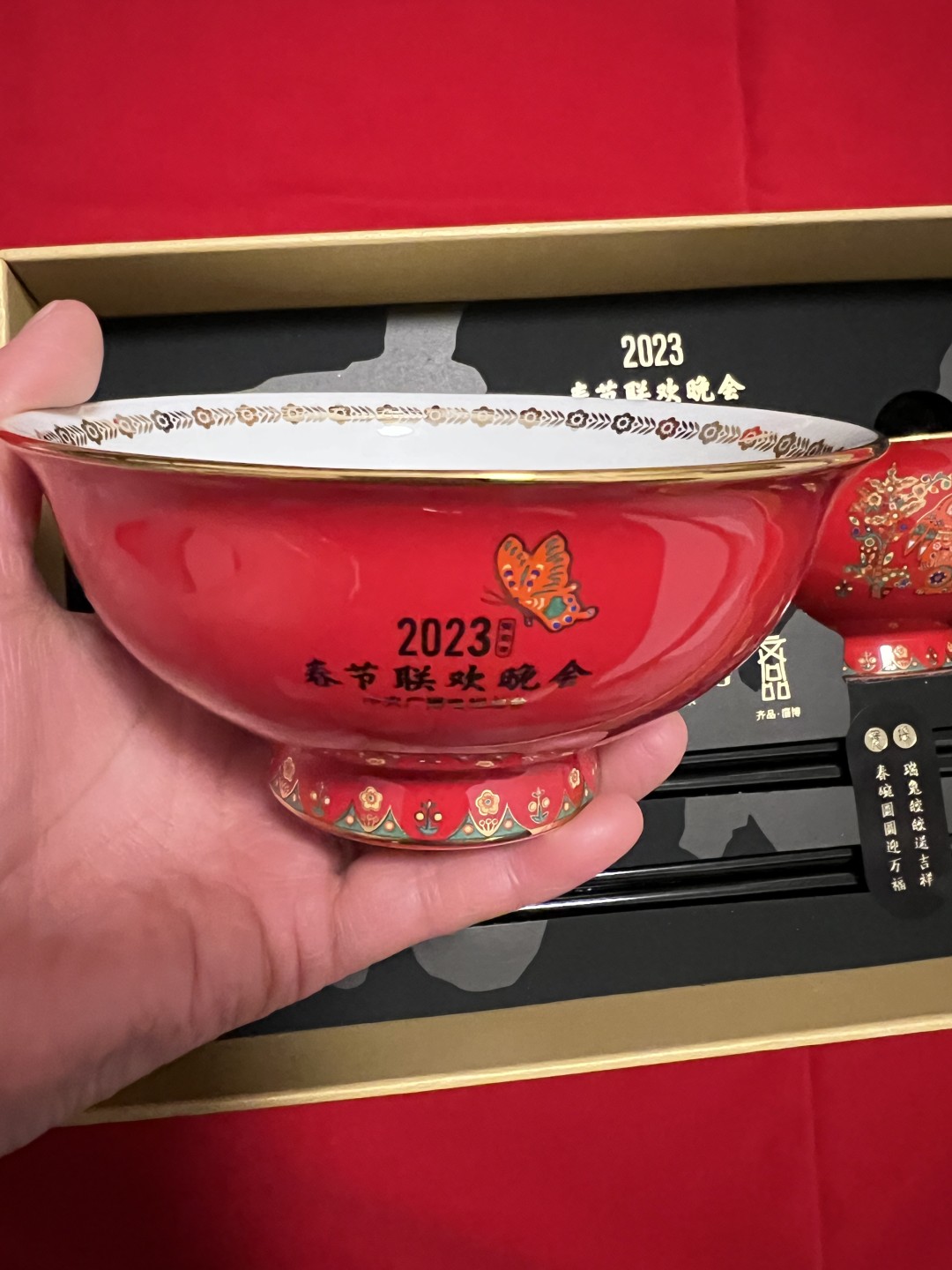 零元拍： 2023癸卯年中央广播电视总台春节联欢晚会主持人撒贝宁，马凡舒，尼格买提，龙洋，王嘉宁五位著名主持人亲笔签名“瑞兔春碗”