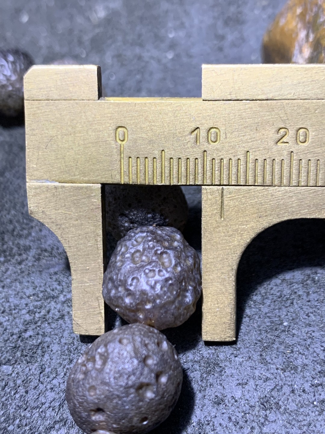精美阿拉善麻皮黑珍珠玛瑙原石手串一条，