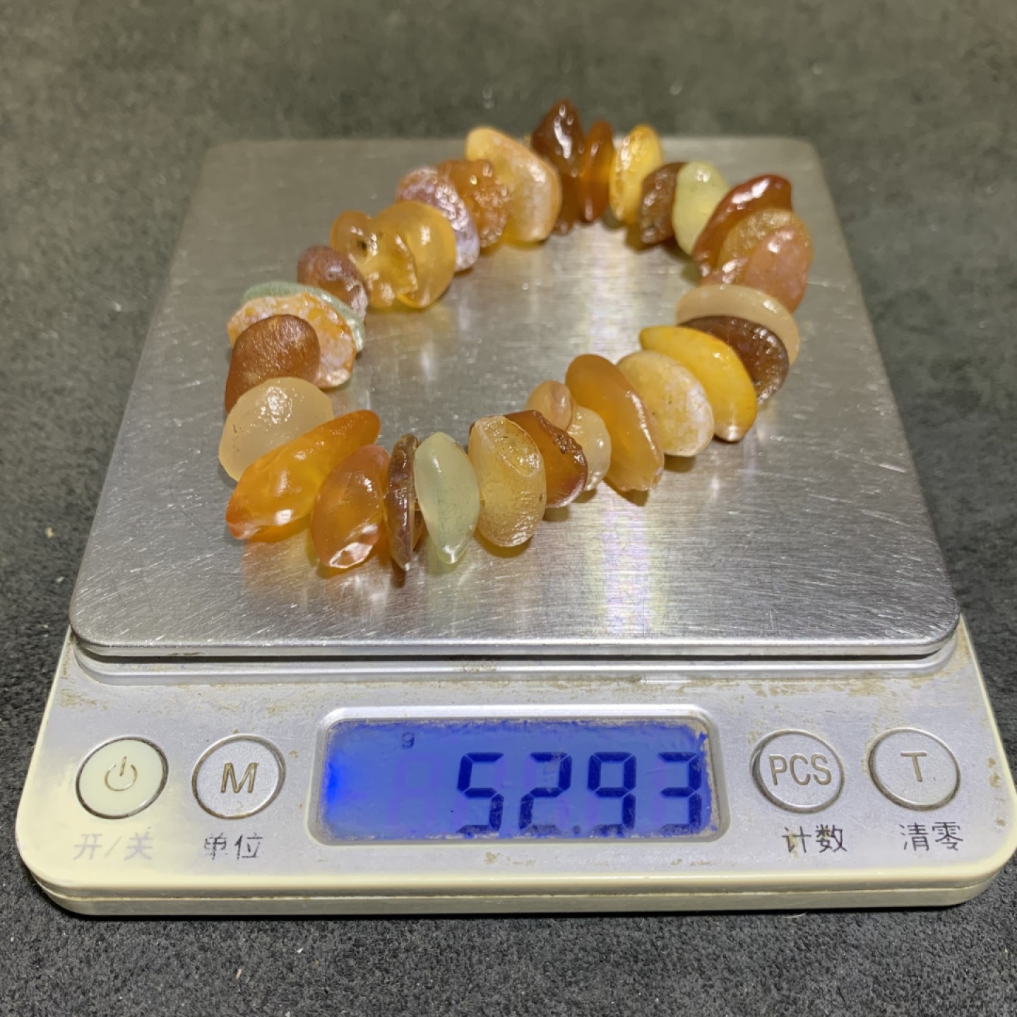 精美阿拉善瓜子型原石手串一条，
