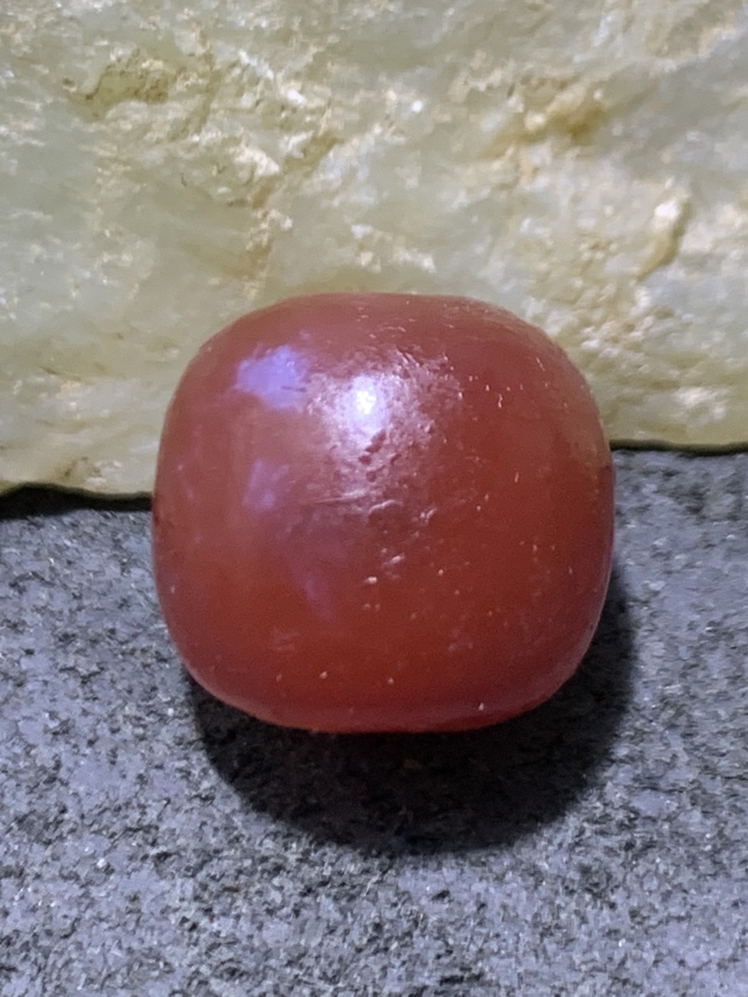 高玉化酒红色风化纹奶油皮玛瑙老形桶珠一颗，