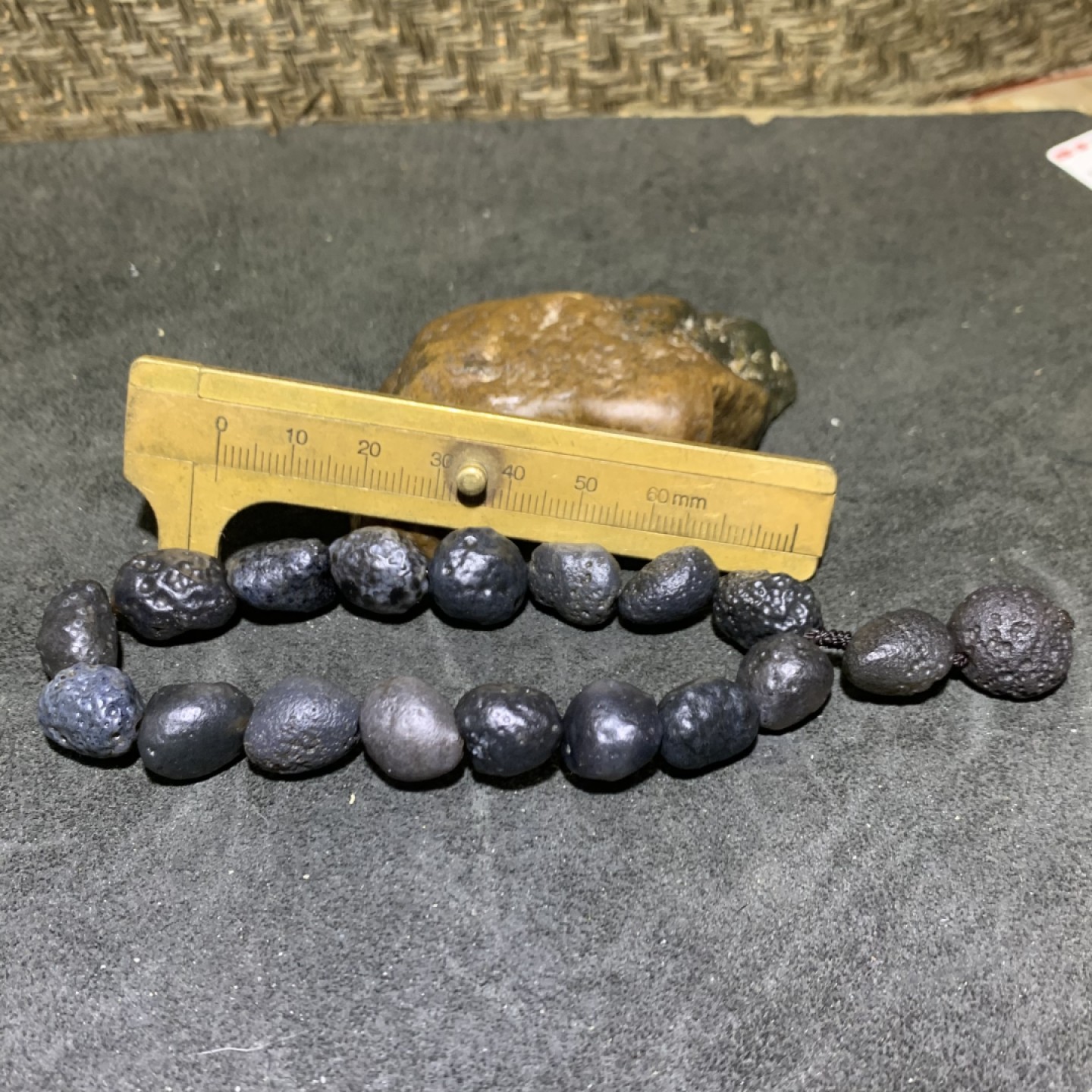 精美阿拉善黑珍珠玛瑙原石手串一条，