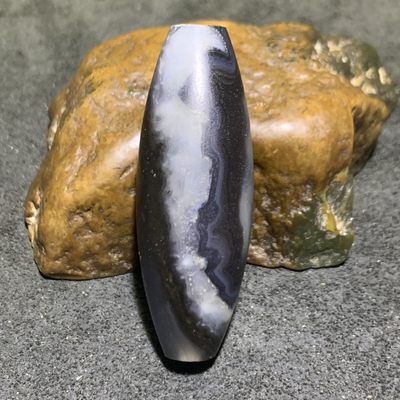 精美天然罕见高玉化蓝白玉髓九眼页岩石蒙天珠天珠一颗！ 精美天然罕见高玉化蓝白玉髓九眼页岩石蒙天珠天珠一颗！