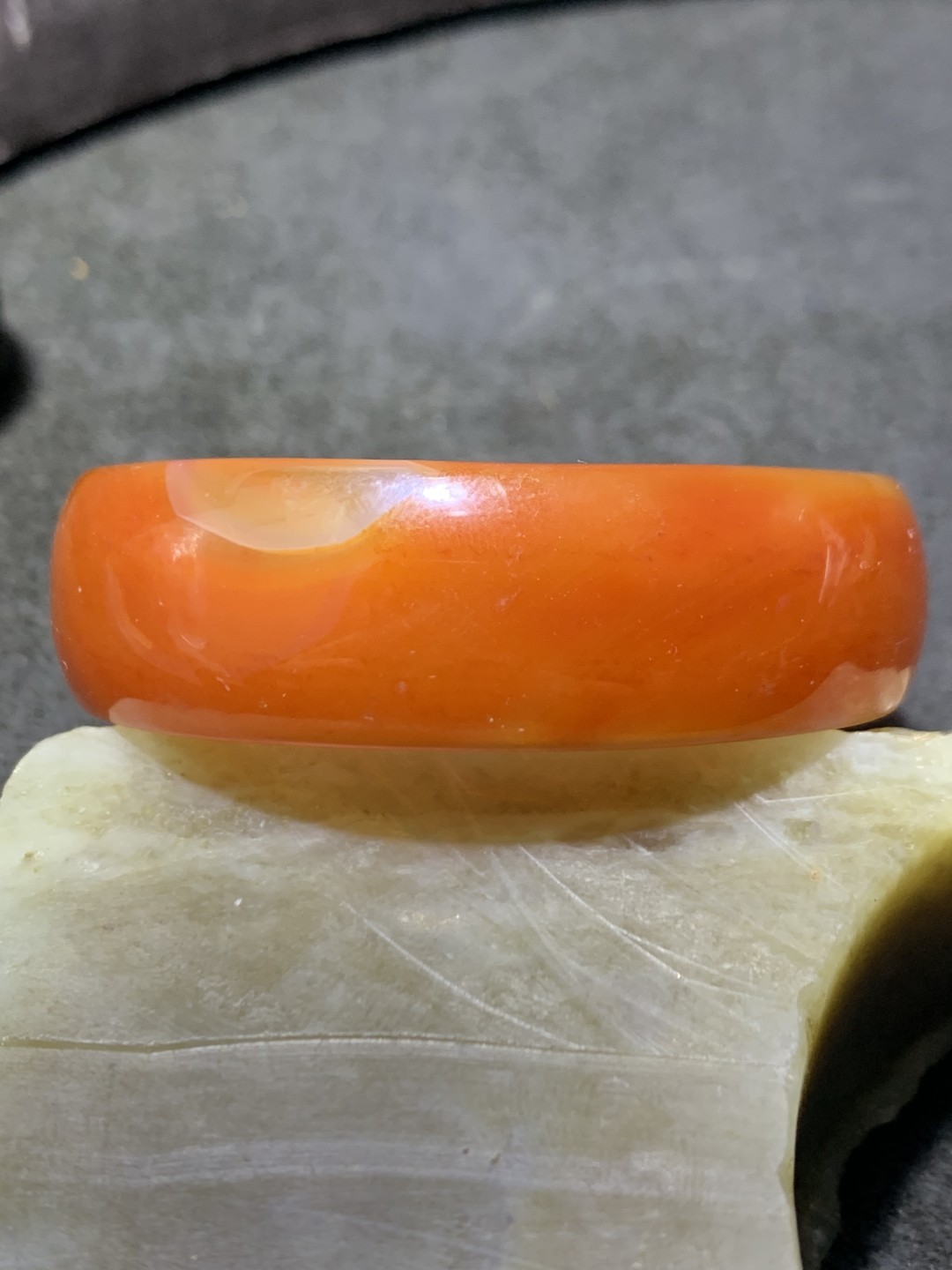 精美缠丝玛瑙小手镯一只，