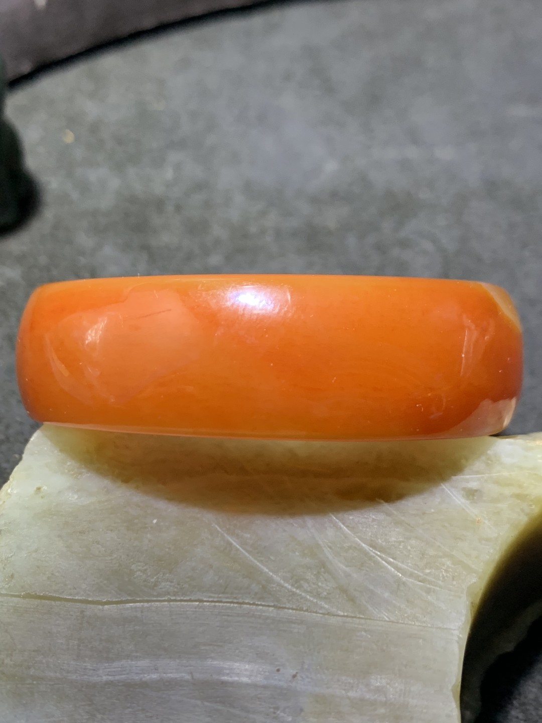 精美缠丝玛瑙小手镯一只，
