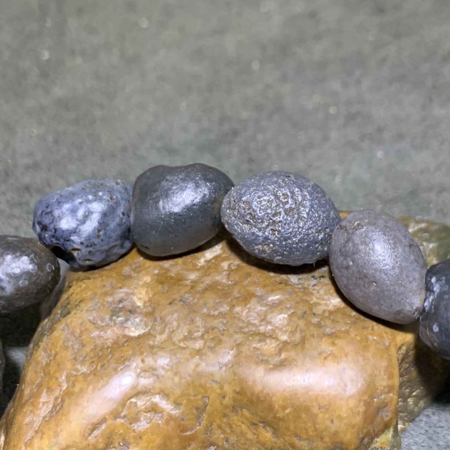 精美阿拉善黑珍珠玛瑙原石手串一条，