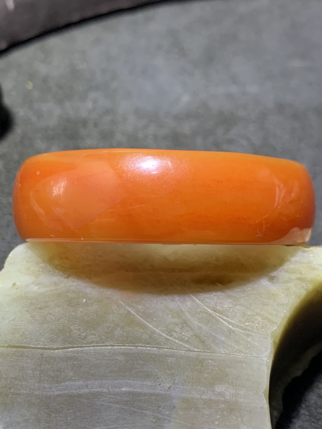 精美缠丝玛瑙小手镯一只，
