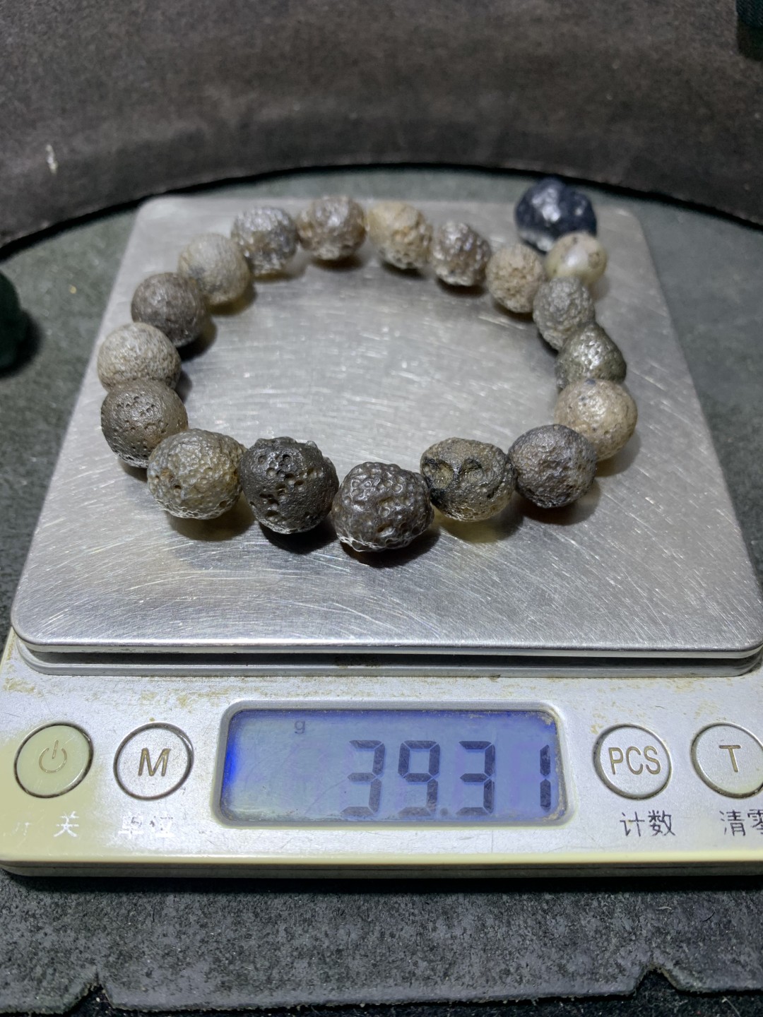 精美阿拉善麻皮黑珍珠玛瑙原石手串一条，