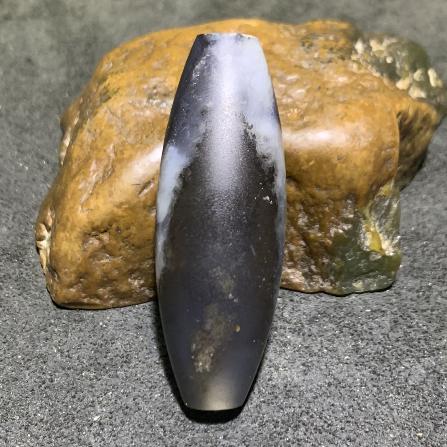 精美天然罕见高玉化蓝白玉髓九眼页岩石蒙天珠天珠一颗！