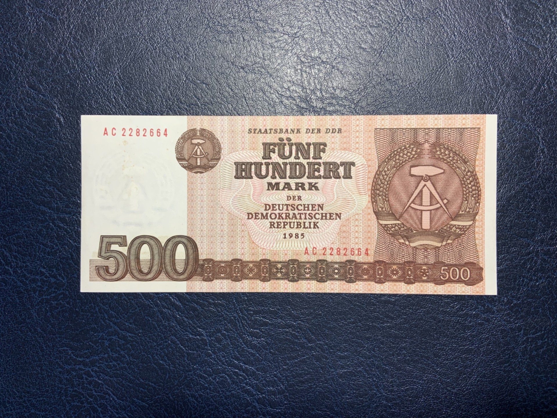收藏联盟Quantum Auction 第227期拍卖 德国民主共和国1985年500马克 品相UNC- 水印处有轻微黄点以及边角瑕疵