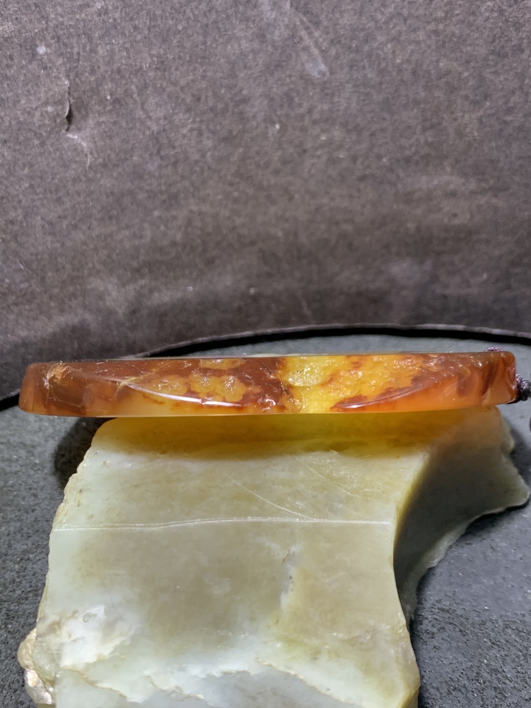 精美天然马达加斯加原皮玛瑙雕刻一心向佛牌子一块