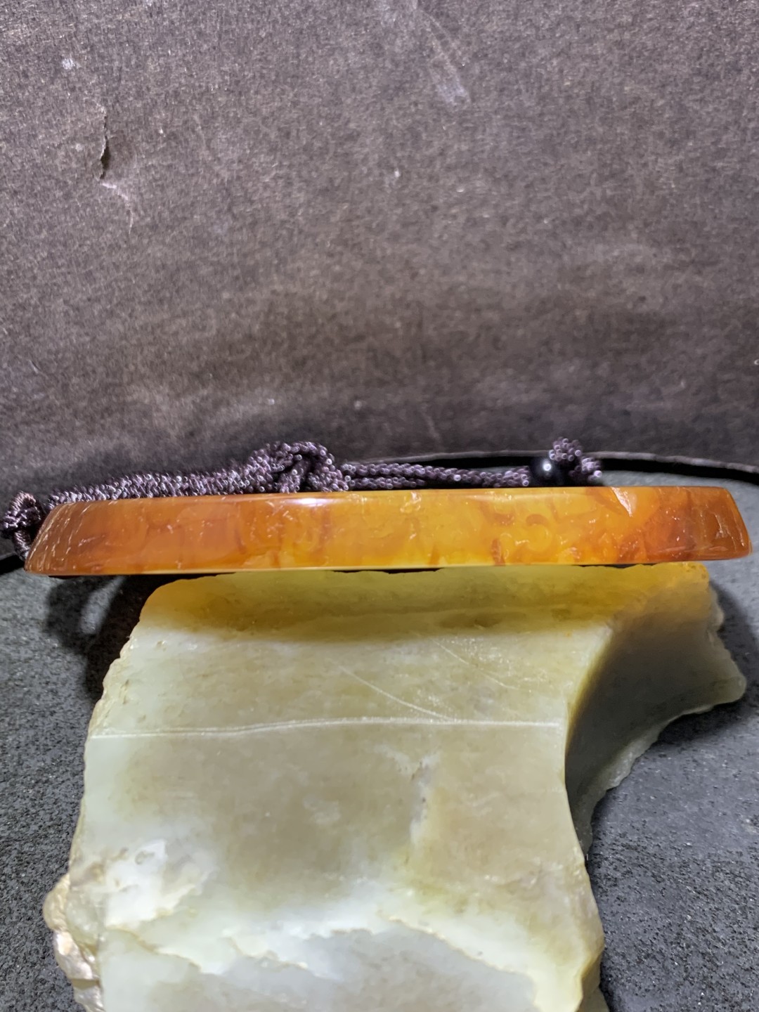 精美天然马达加斯加原皮玛瑙雕刻一心向佛牌子一块