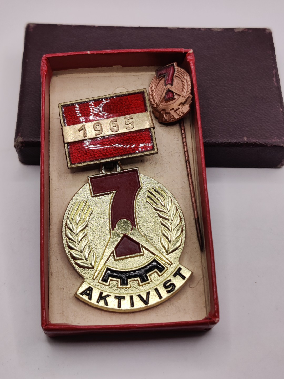 全场0元起拍 第24期 咸鱼国勋章拍卖专场 1月27日（周五）下午6：00开始 东德七年计划积极分子奖章 珐琅带盒带迷你章