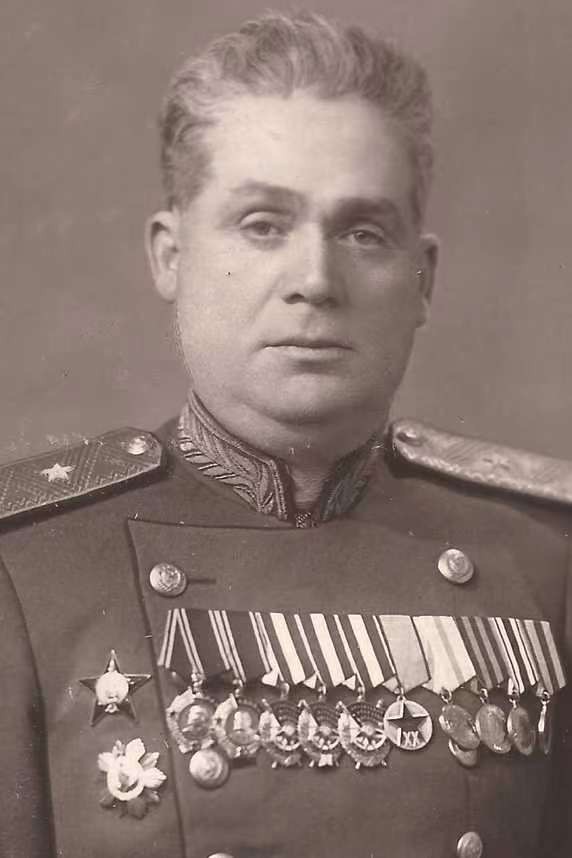 大猫徽章拍卖第214期  苏联红军20周年奖章套 得主为坦克装甲兵少将 较为难得