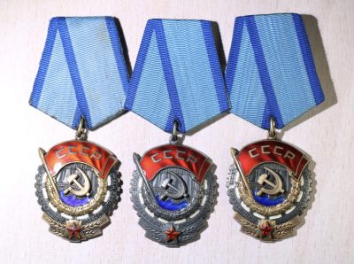 大猫徽章拍卖第214期  - 苏联劳动红旗勋章一组 银质 两枚全品 唯有左一珐琅红星处有轻微剥皮