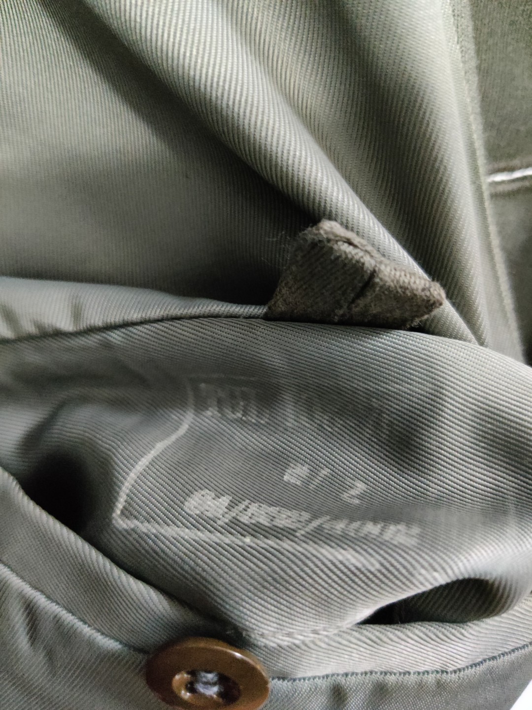 全场0元起拍 第24期 咸鱼国勋章拍卖专场 1月27日（周五）下午6：00开始 东德中早期黑领常服上衣 g48尺码 左手袖子里侧有掉色，因掉色在里侧，不影响正面效果