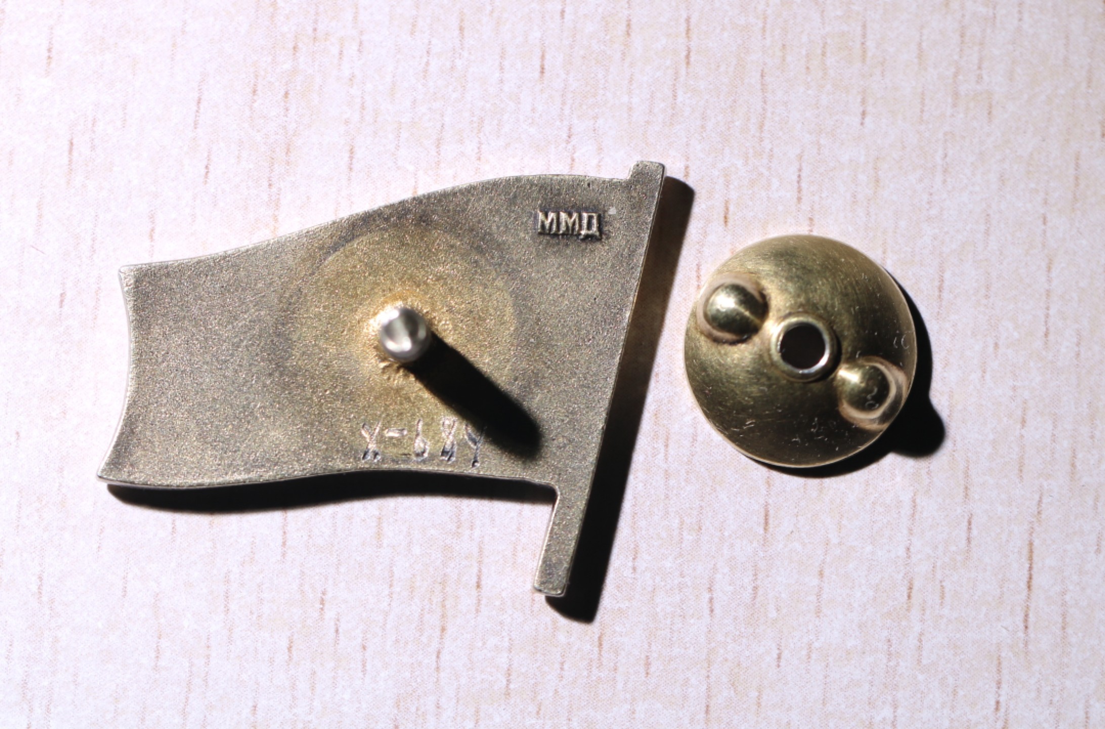 大猫徽章拍卖第214期  全苏小红旗十届 珐琅部分有划痕 