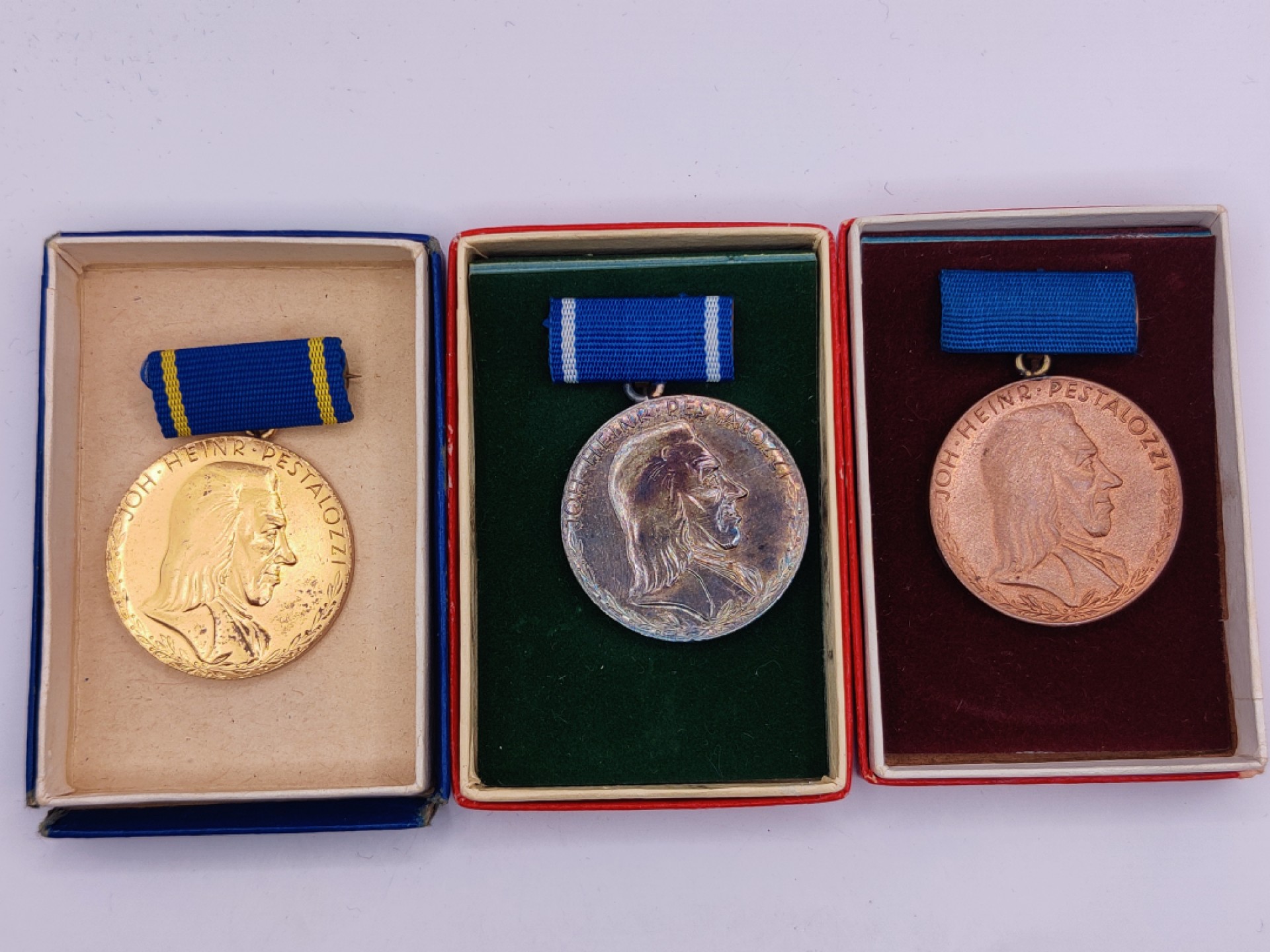 全场0元起拍 第24期 咸鱼国勋章拍卖专场 1月27日（周五）下午6：00开始 东德裴斯洛泰齐忠实服务奖章 金银铜一套 银级为早期镀银