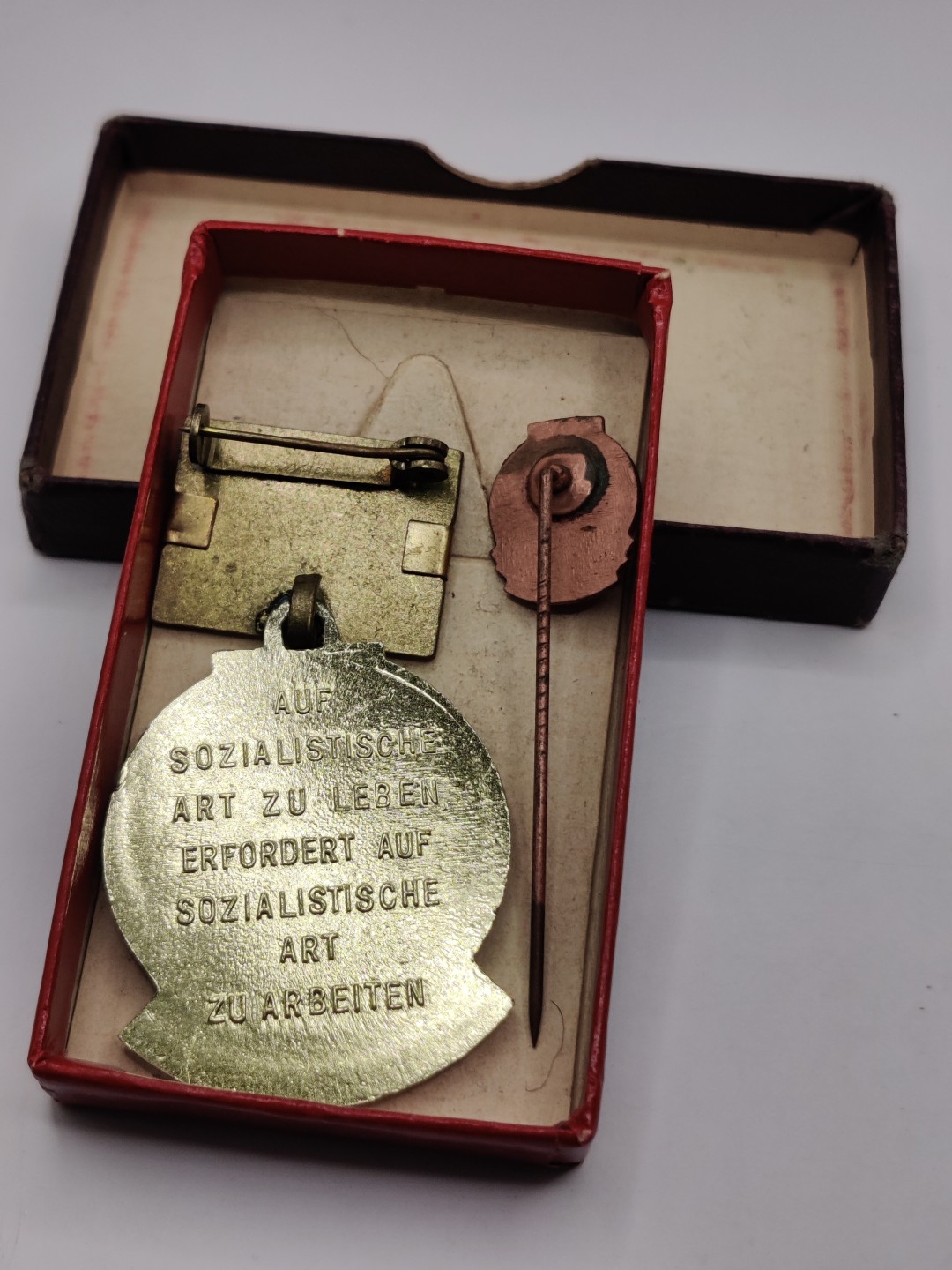 全场0元起拍 第24期 咸鱼国勋章拍卖专场 1月27日（周五）下午6：00开始 东德七年计划积极分子奖章 珐琅带盒带迷你章