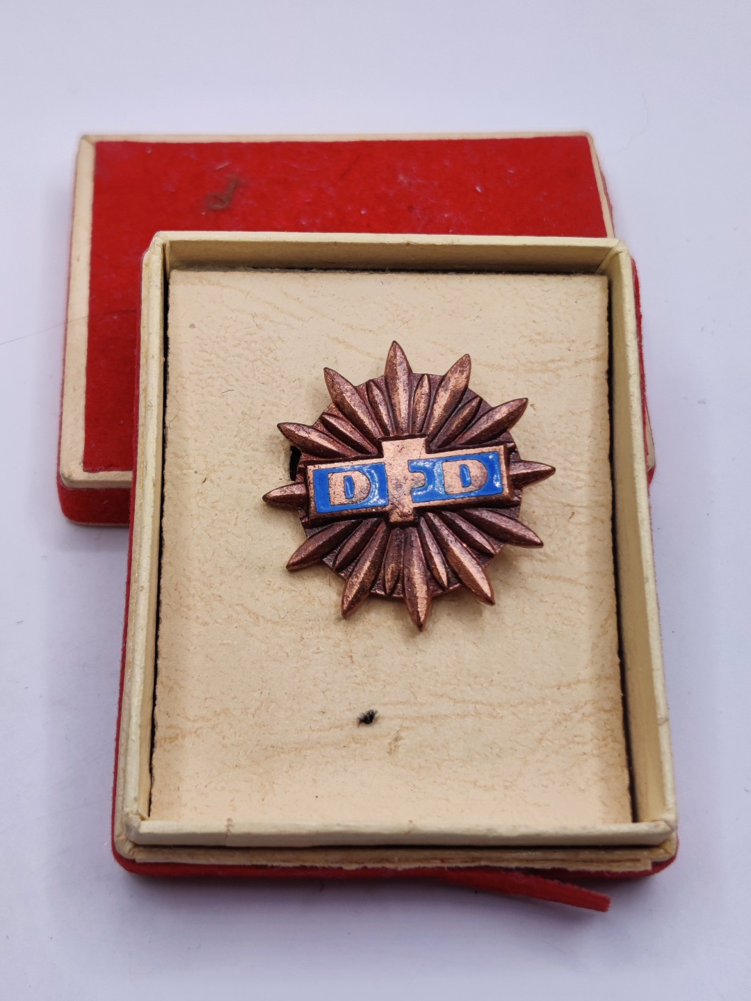 全场0元起拍 第24期 咸鱼国勋章拍卖专场 1月27日（周五）下午6：00开始 东德民主妇女联盟奖章