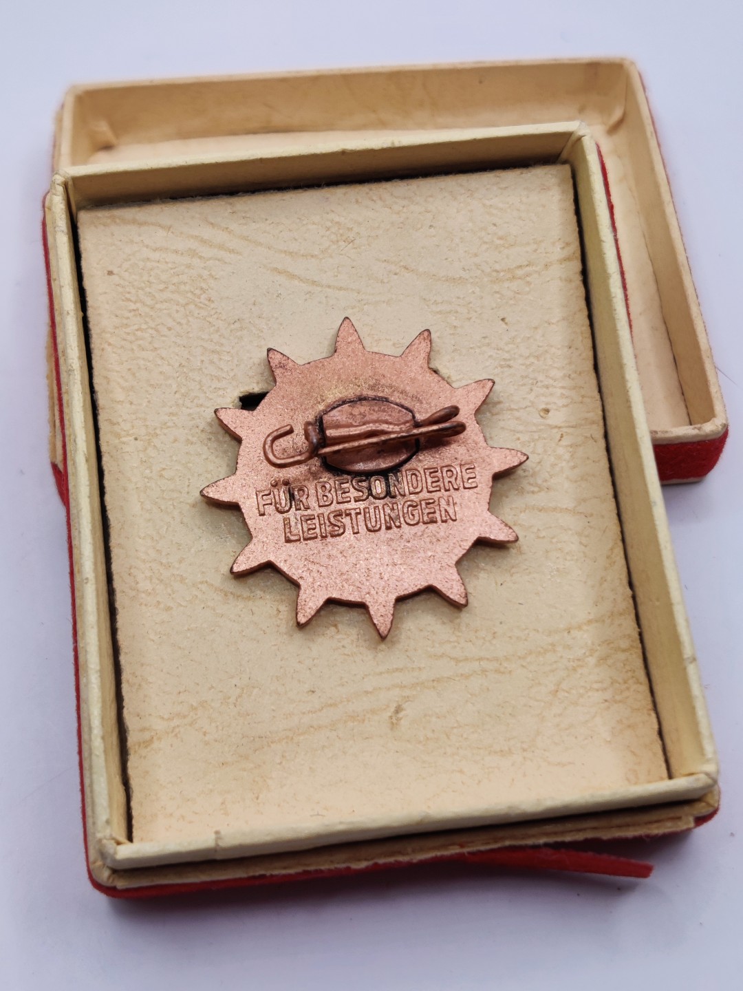 全场0元起拍 第24期 咸鱼国勋章拍卖专场 1月27日（周五）下午6：00开始 东德民主妇女联盟奖章