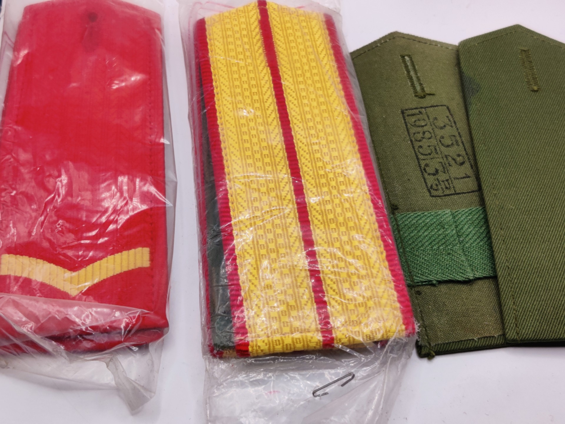 全场0元起拍 第24期 咸鱼国勋章拍卖专场 1月27日（周五）下午6：00开始 老式肩章三对