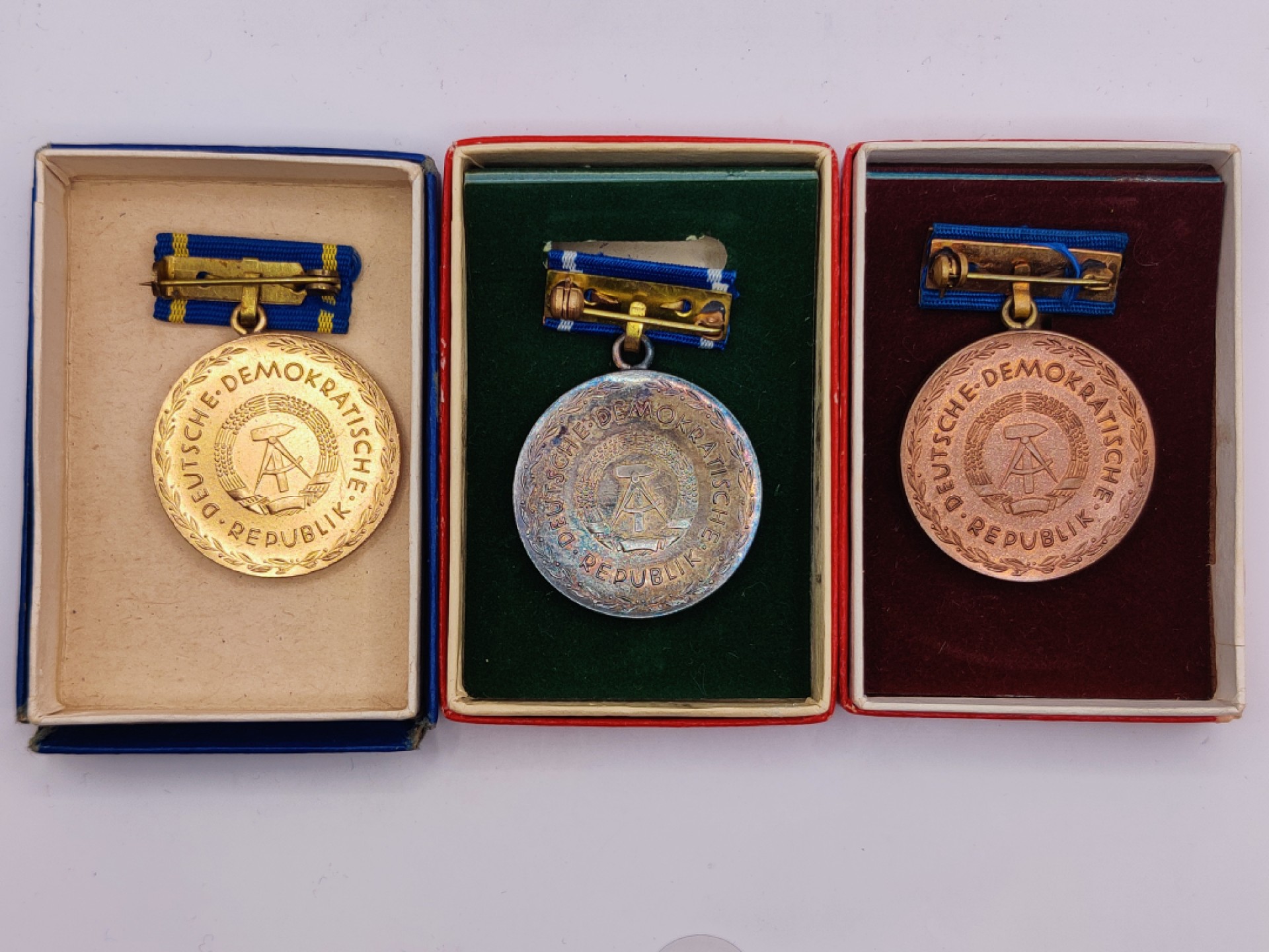 全场0元起拍 第24期 咸鱼国勋章拍卖专场 1月27日（周五）下午6：00开始 东德裴斯洛泰齐忠实服务奖章 金银铜一套 银级为早期镀银