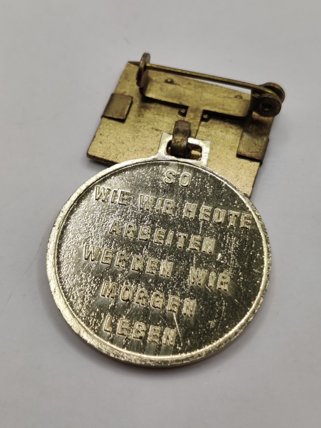 全场0元起拍 第24期 咸鱼国勋章拍卖专场 1月27日（周五）下午6：00开始 东德七年计划积极分子奖章