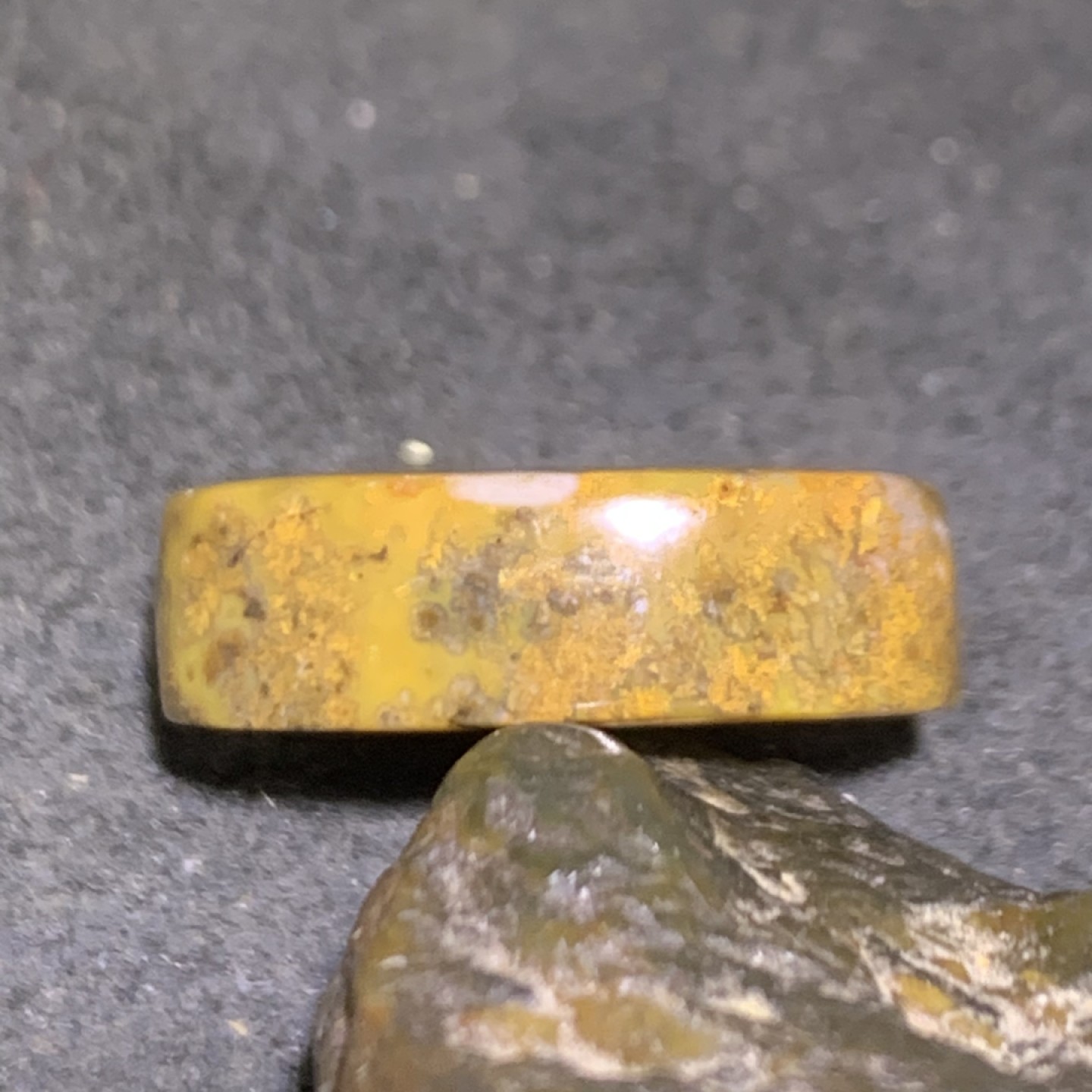 精美战国红玛瑙草花纹戒面一个，