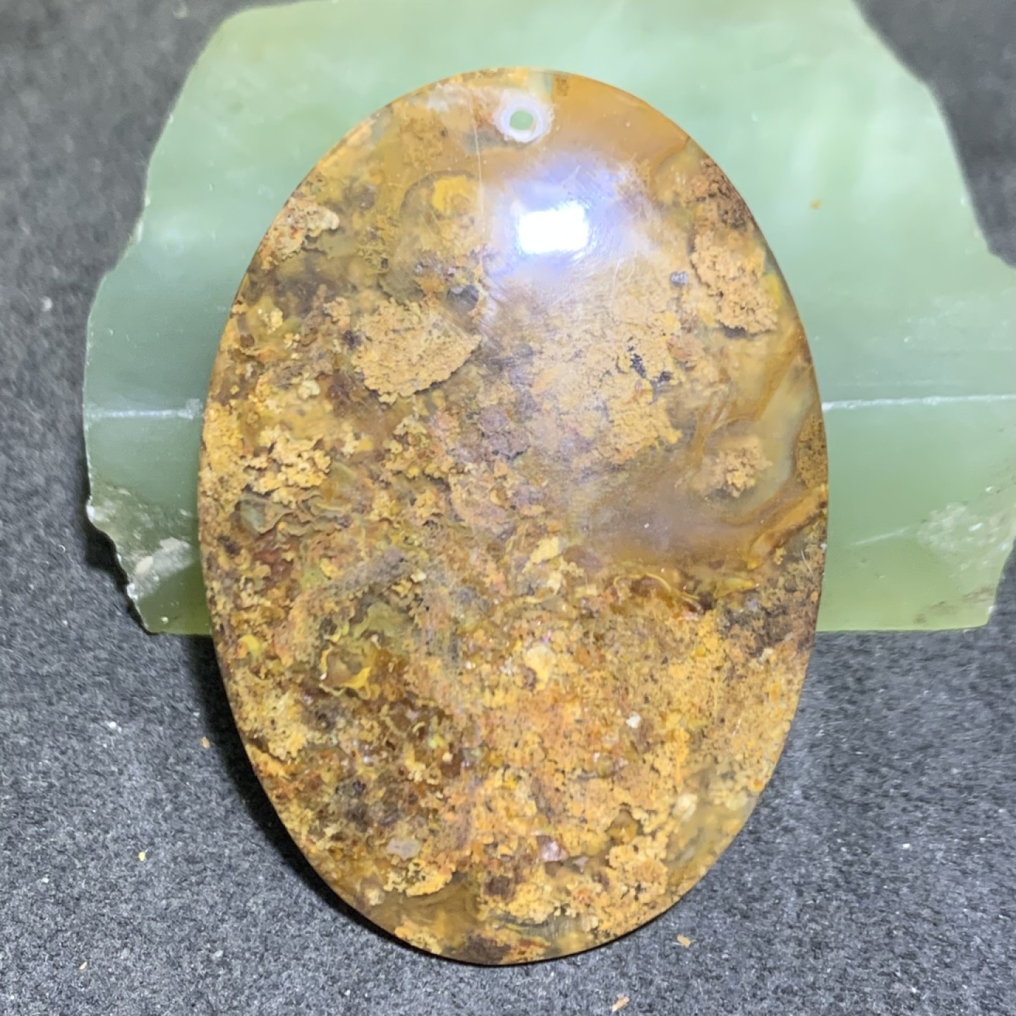 精美战国红玛瑙黄金草花纹牌子一个，