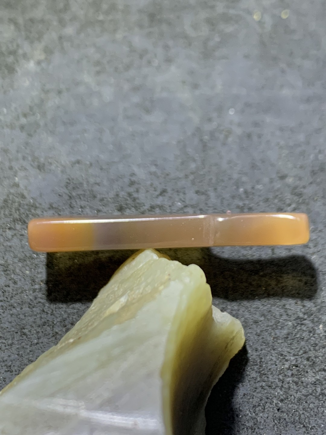 精美高玉化巴西玛瑙雕刻菜刀吊坠一个，