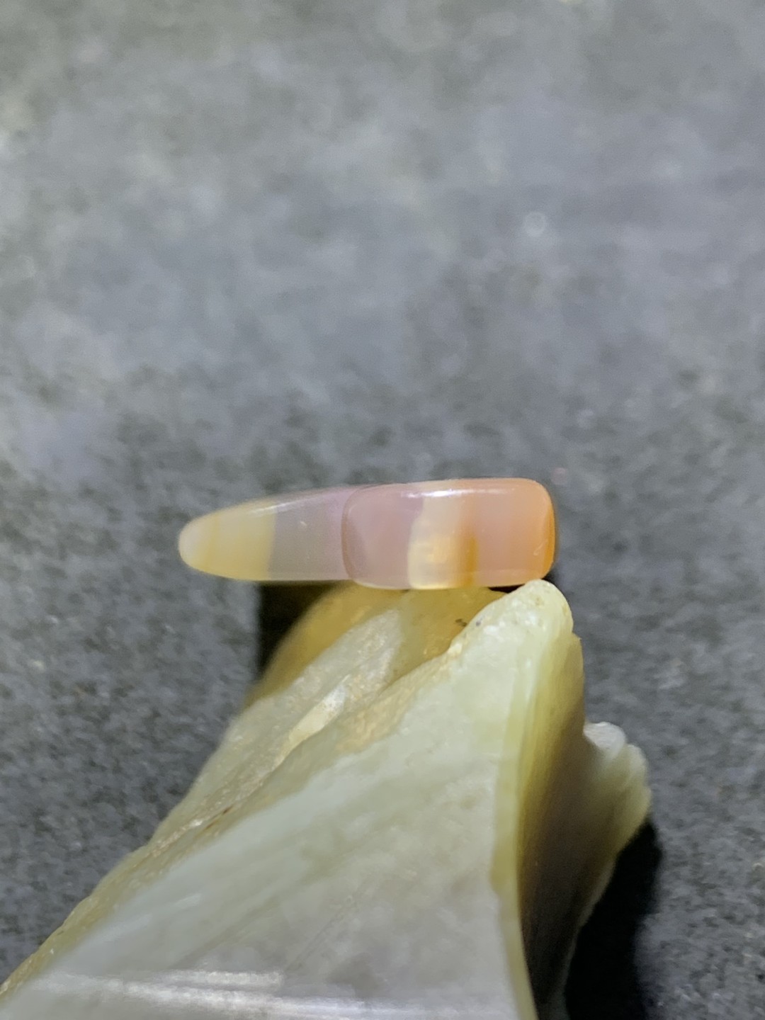 精美高玉化巴西玛瑙雕刻菜刀吊坠一个，