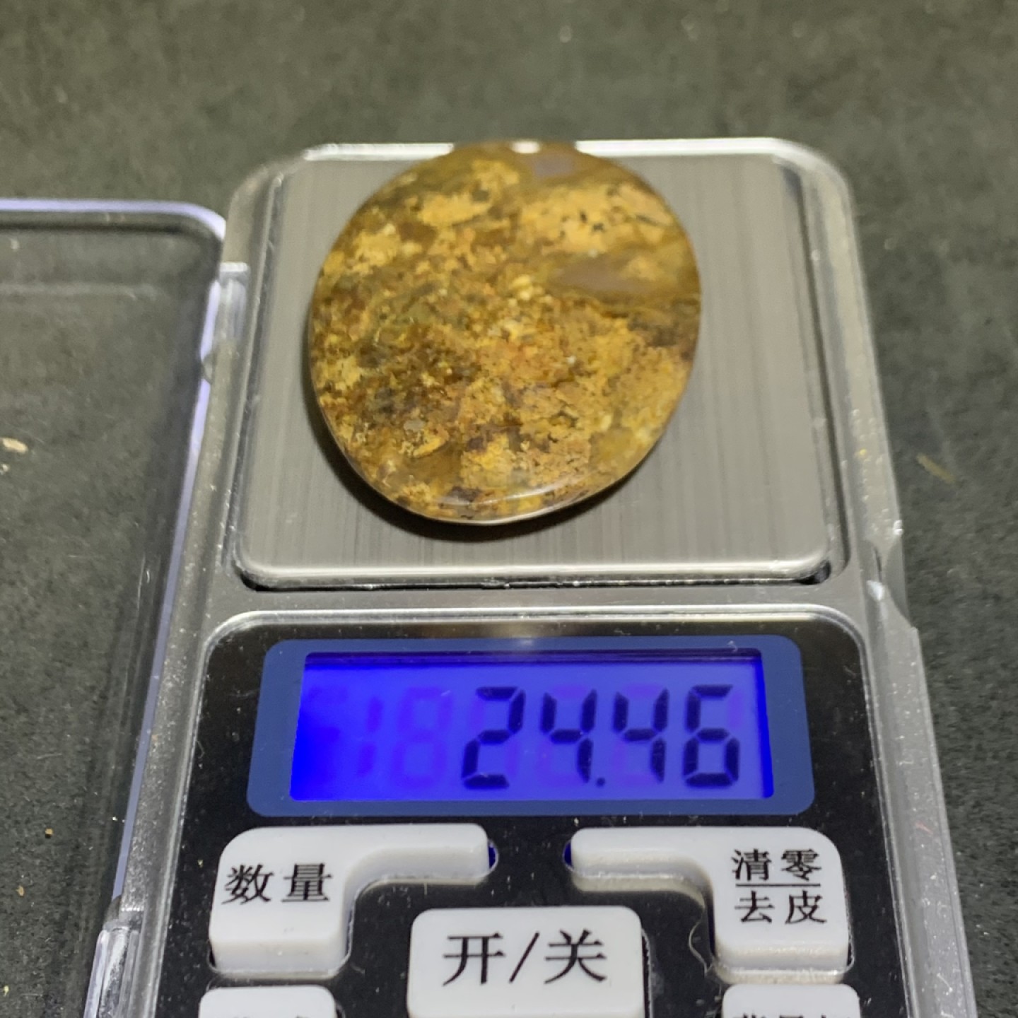 精美战国红玛瑙黄金草花纹牌子一个，