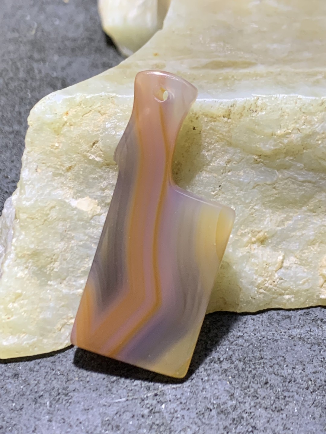 精美高玉化巴西玛瑙雕刻菜刀吊坠一个，