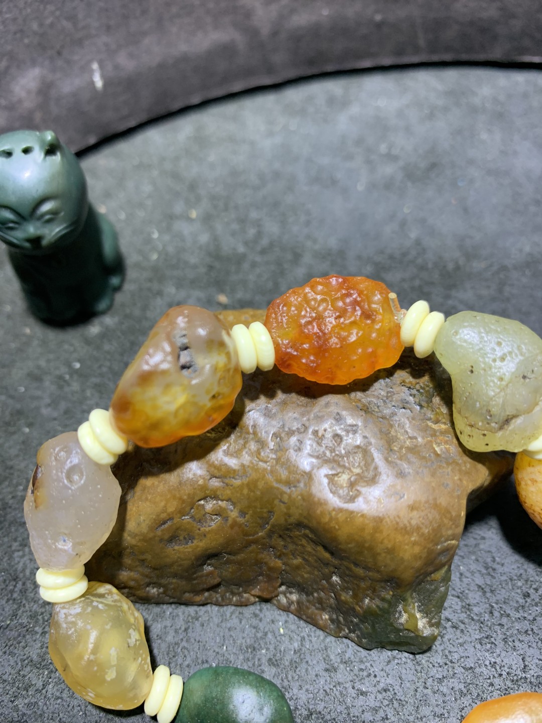 精美阿拉善彩珠玛瑙原石手串一条，