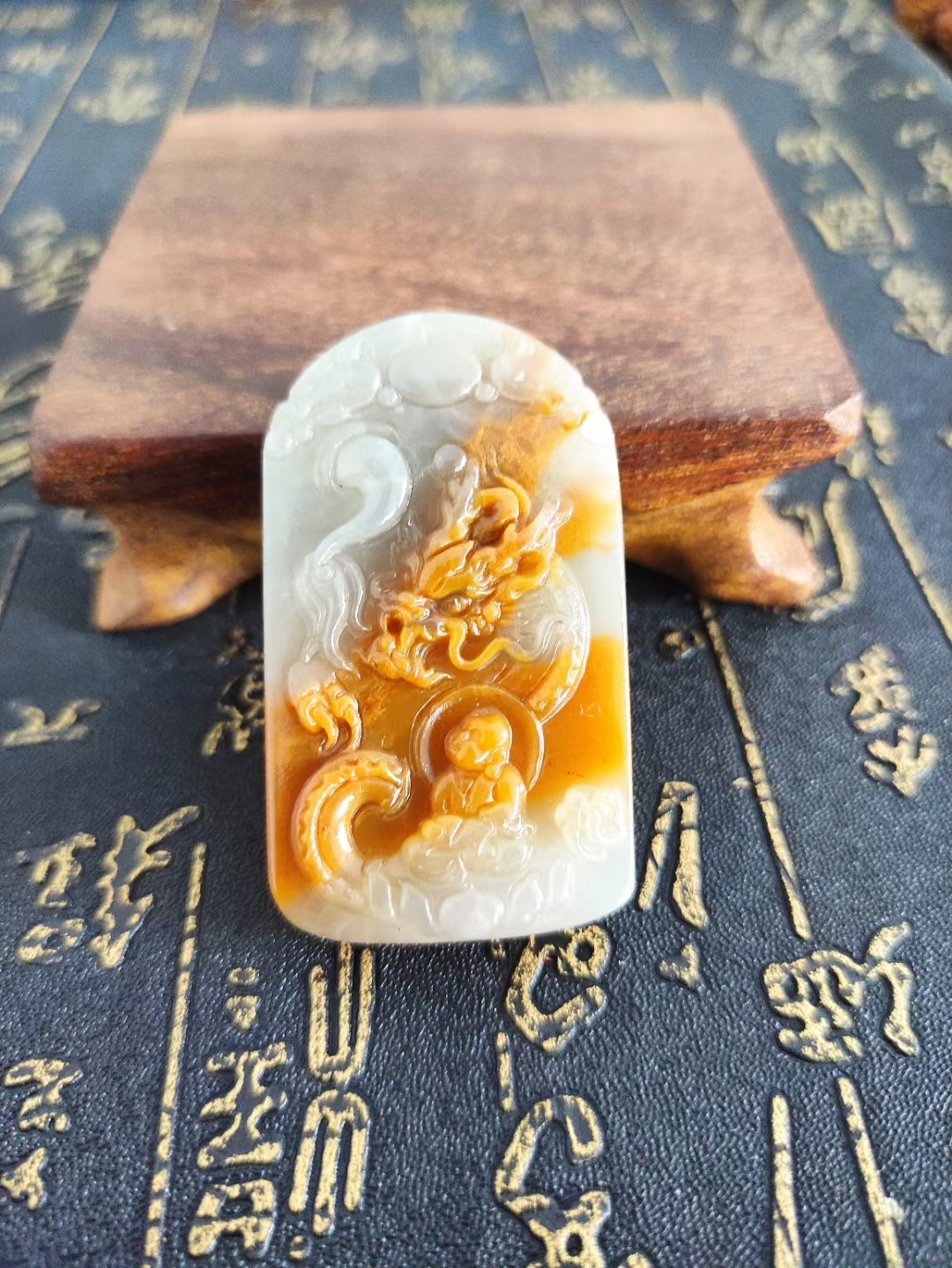 黄龙玉神龙护主牌子俏色巧雕实物拍摄龙牌