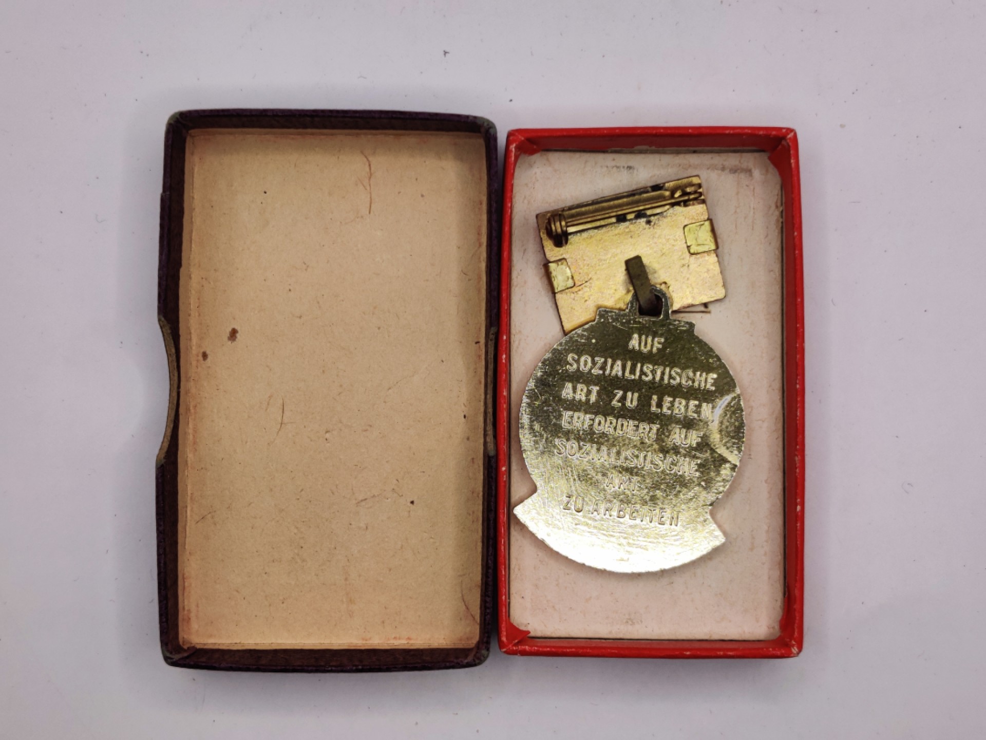 全场0元起拍 第25期 咸鱼国勋章拍卖专场 1月29日（周日）下午6：00开始 东德七年计划积极份子奖章