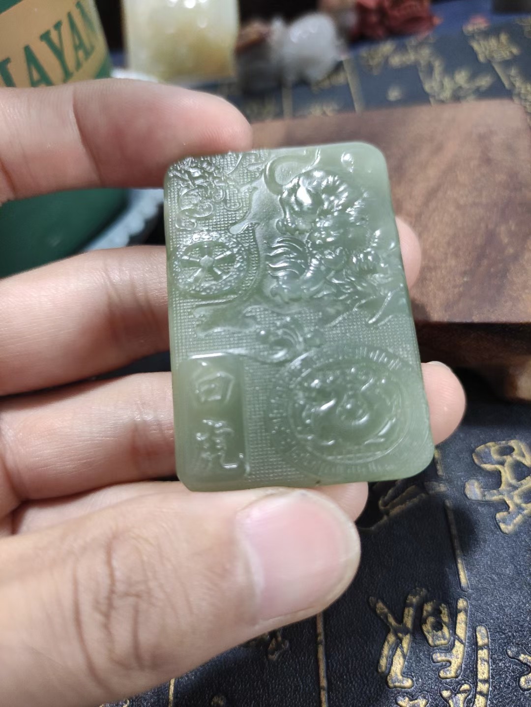 和田玉湖水绿虎牌双面雕刻实物拍摄意境山水牌子