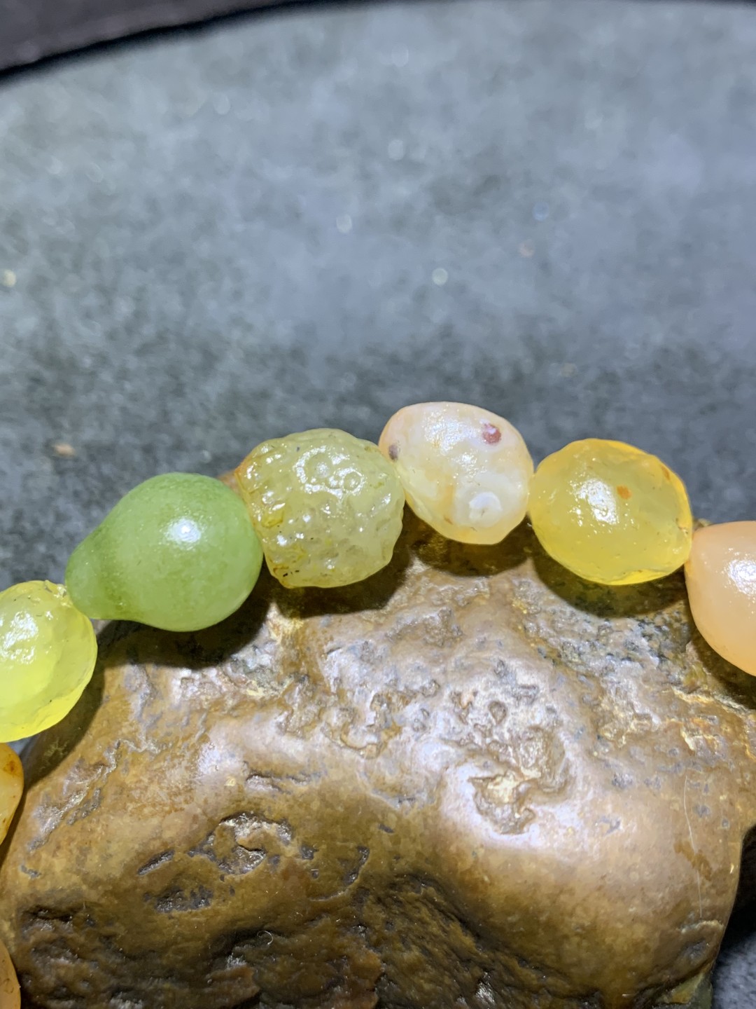 精美天然洁净透彻阿拉善彩珠玛瑙手串一条，