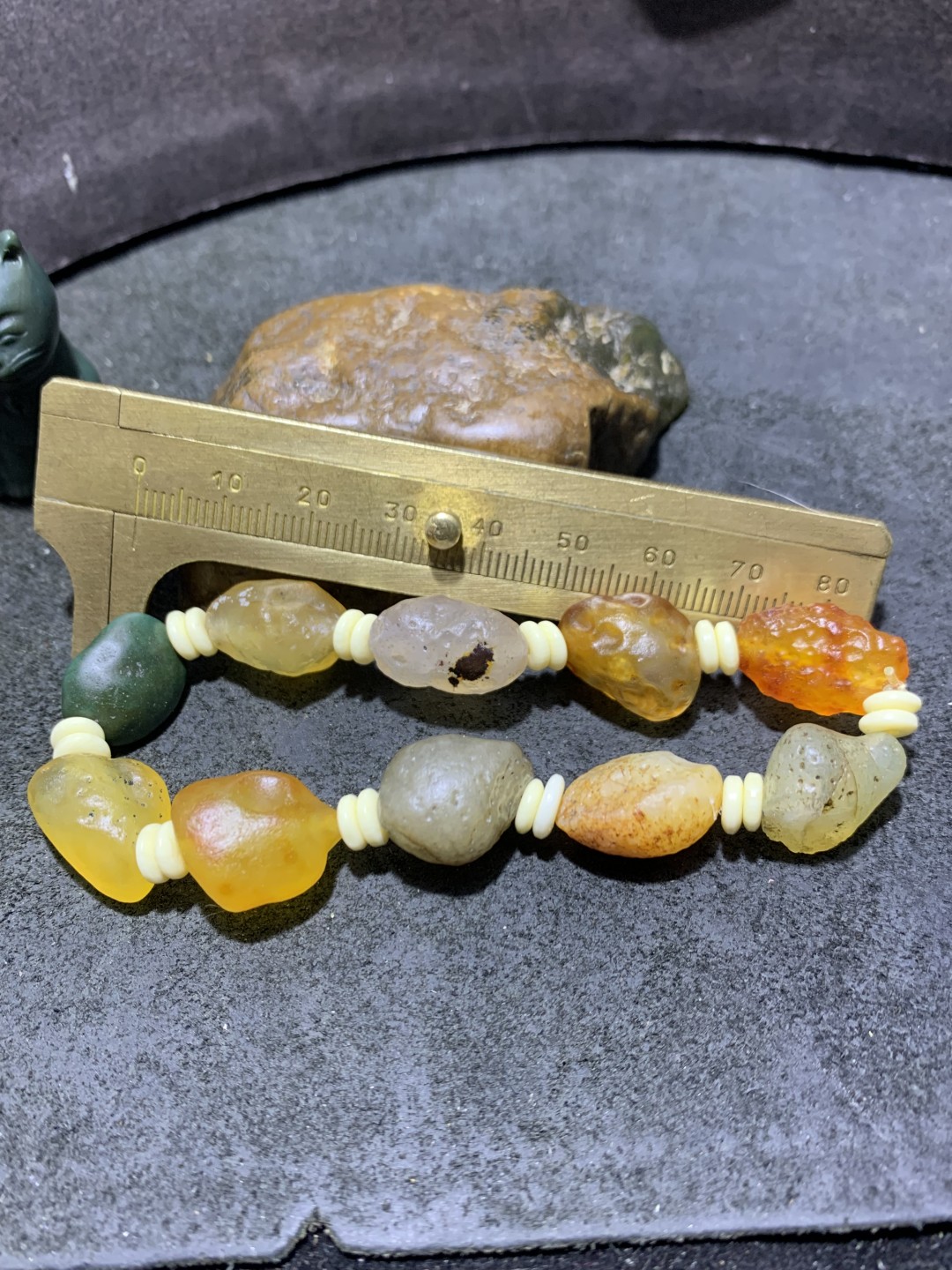 精美阿拉善彩珠玛瑙原石手串一条，